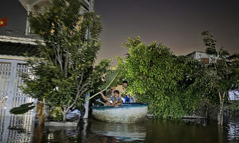 Phan Thiet residents call for help as floodwaters inundate homes overnight