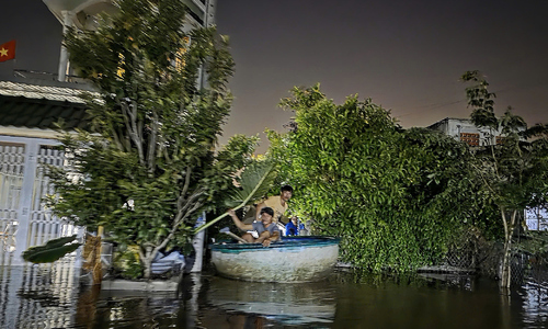 Phan Thiet residents call for help as floodwaters inundate homes overnight