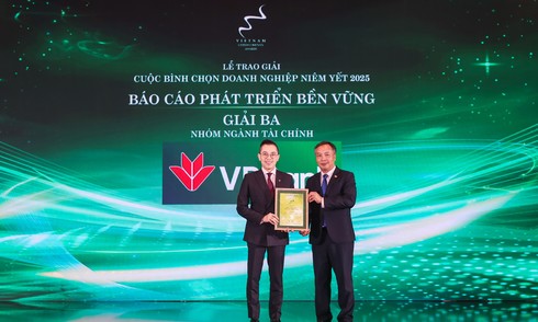 VPBank receives two awards at the listed companies survey