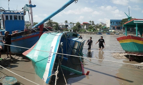 Dozens of boats submerged by floodwaters salvaged in Lam Dong