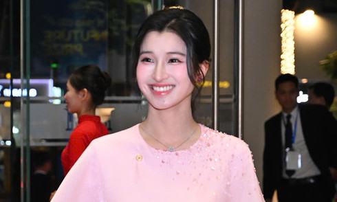 Runner-up Phuong Nhi attends VinFuture awards ceremony
