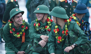 Does losing four teeth disqualify someone from military service?