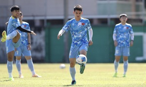 U22 Vietnam trains in midday sun to scout Malaysia-Laos match