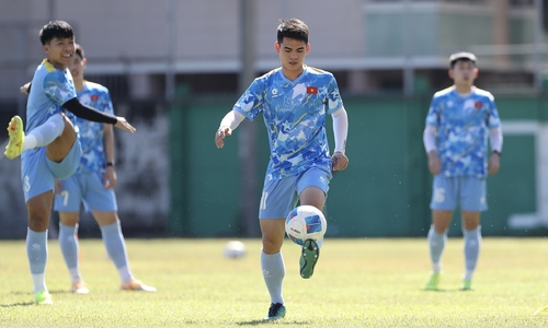 U22 Vietnam trains in midday sun to scout Malaysia-Laos match