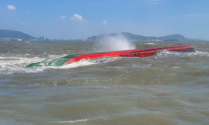Barge carrying 900 cubic meters of sand capsizes off Vung Tau coast
