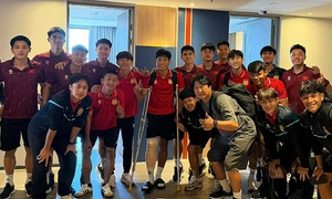 U22 Vietnam gives gift to injured Laotian player