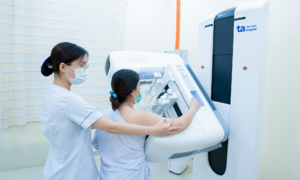 What are the early warning signs of breast cancer?