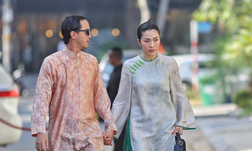 Tang Thanh Ha and husband wear coordinated outfits at Tien Nguyen's wedding