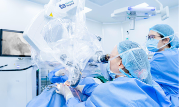 Deafness and facial paralysis from complicated middle ear infection