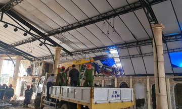 Restaurant wall collapses in Da Lat, one dead