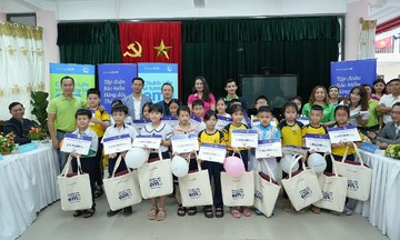 Chubb Life Vietnam donates over 1 billion VND to support disadvantaged children