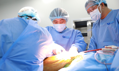 Should elderly patients with a femoral neck fracture undergo hip replacement surgery?