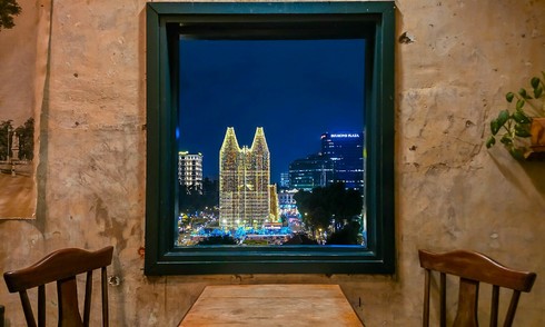 Cafes to fully view Notre Dame Cathedral lit up for Christmas