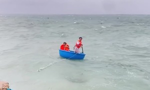 President awards brave medal to two Ly Son residents