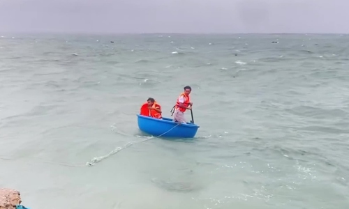 President awards brave medal to two Ly Son residents