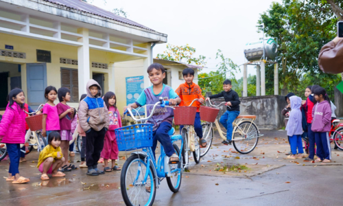 Students in Ban Bu border region receive new bookshelf, bicycles