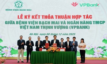 VPBank sponsors 40 billion VND for Bach Mai Hospital