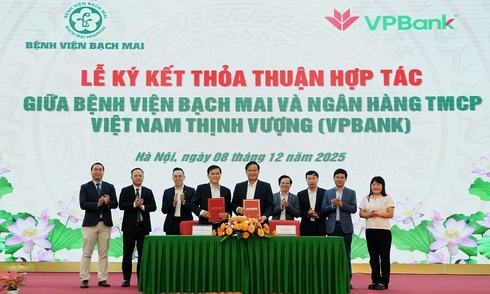 VPBank sponsors 40 billion VND for Bach Mai Hospital