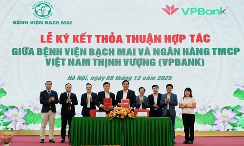 VPBank sponsors 40 billion VND for Bach Mai Hospital