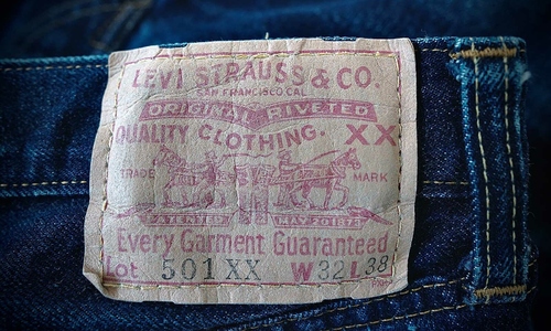 The lesser-known functions of the jeans back patch