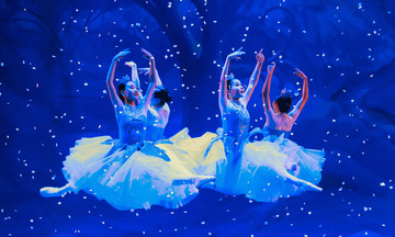 Christmas colors in 'The Nutcracker' ballet