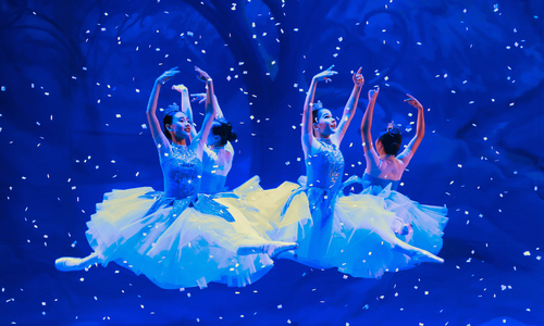 Christmas colors in 'The Nutcracker' ballet