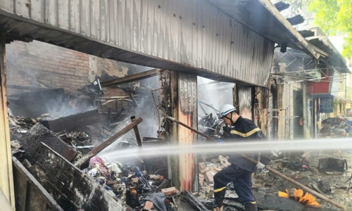 Three kiosks ablaze in central Hanoi street