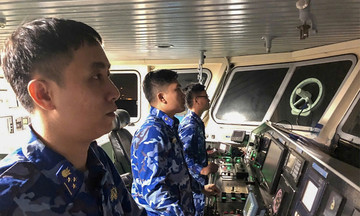 Fishing boat sinks, eight people in distress