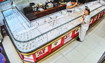 Housekeeper hides owner's gold necklace in toilet flush tank