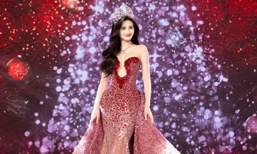 Y Nhi catwalks with Miss Word Vietnam contestants