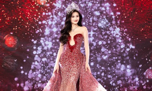 Y Nhi catwalks with Miss Word Vietnam contestants