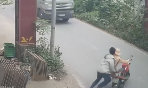 Violator pushes traffic police officer under moving truck