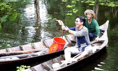 Catching field fish, tasting young bees in U Minh Ha melaleuca forest