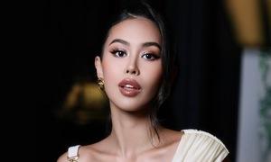 Tien Nguyen wears a USD 4,000 dress to welcome guests before Da Nang wedding reception