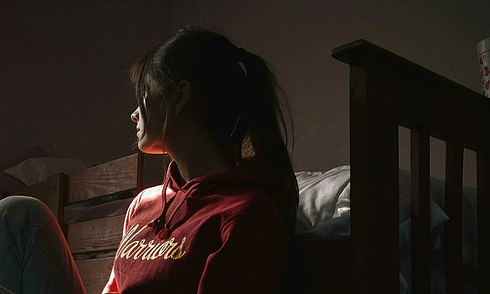 A 20-year-old girl falls into depression from carrying her mother's pain