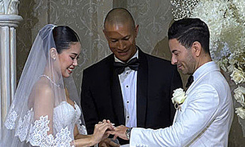 Tien Nguyen and Justin Cohen exchange wedding vows
