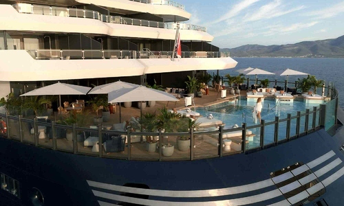 How do 5-star hotels globally generate revenue?