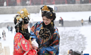 Tourists flock to Beijing for first snowfall check-ins