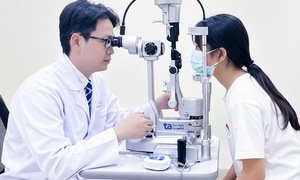 Ingrown eyelashes cause corneal scratches