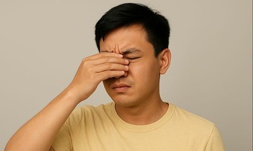 Flashing lights in the eyes: what do they signal?