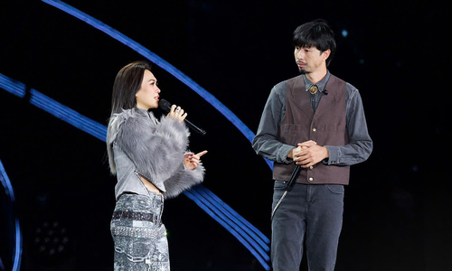 Den Vau apologizes at My Tam's concert