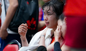 Vietnamese women's volleyball players in tears after loss to Thailand