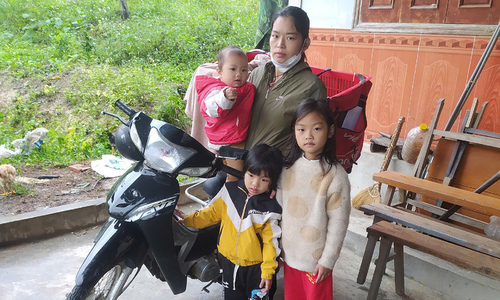 Stranger donates 20 million dong to female shipper who lost delivery money