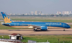 Boeing 787 Dreamliner at Tan Son Nhat prepares for flight to Long Thanh