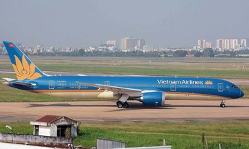 Boeing 787 Dreamliner at Tan Son Nhat prepares for flight to Long Thanh