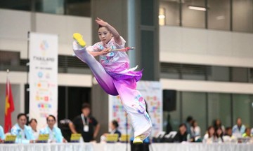 Thuy Vi's spear routine performance