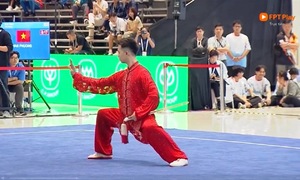 Van Phuong performs taijiquan sword