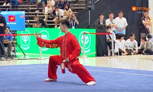 Van Phuong performs taijiquan sword