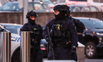 Australian police face scrutiny over slow response in shooting incident