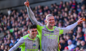 Man City closes gap on Arsenal